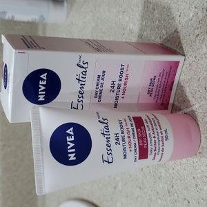 Nivea Essentials Dry cream 24H Moisture boost *NOURISH* 50ml